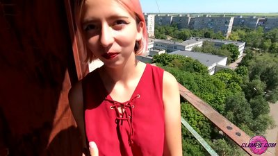 Studentė jausmingai čiulpia nepažįstamąjį užmiestyje - sperma ant jo veido